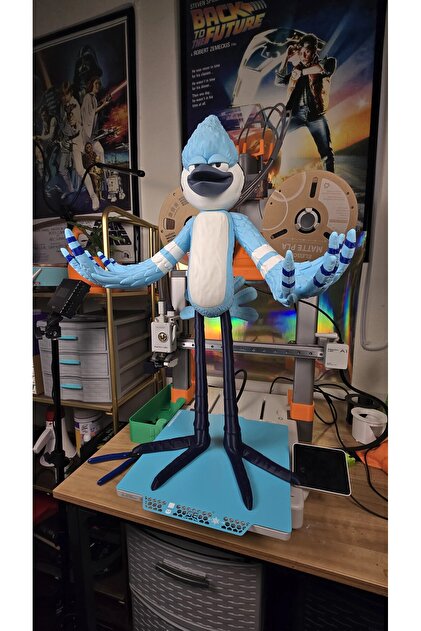 Regular Show Mordecai Figürü 30 cm – Koleksiyon Figürü