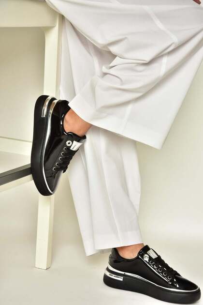 T820255508 Black Patent Leather Thick Soled Sports Shoes Sneakers