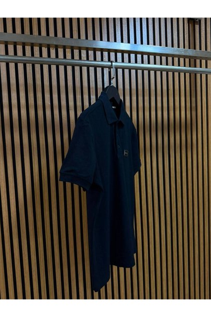Ανδρικό μπλουζάκι πόλο με λαιμόκοψη και σχέδιο μεταλλικού έμβλημα - ΚΩΔΙΚΟΣ: JS26BSS001