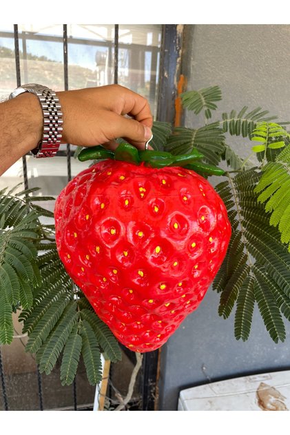 Dekoratif Maket Çilek 30 Cm – Askılı Waffle Cafe Dekoru – Gerçekçi Tavan Süsü