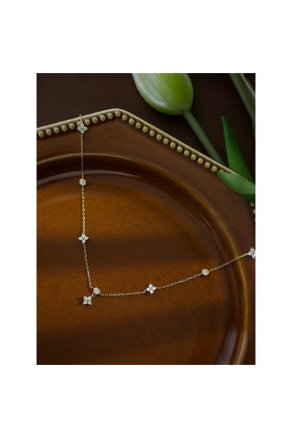 Gold-color Chic Zircon Four-Leaf Clover Necklace for Women, a Minimalist Luxury Collarbone Chain.