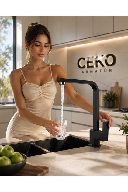 Square Kitchen Faucet 360 ° Swivel Spout Hot and Cold Modern Kitchen Sink Faucet