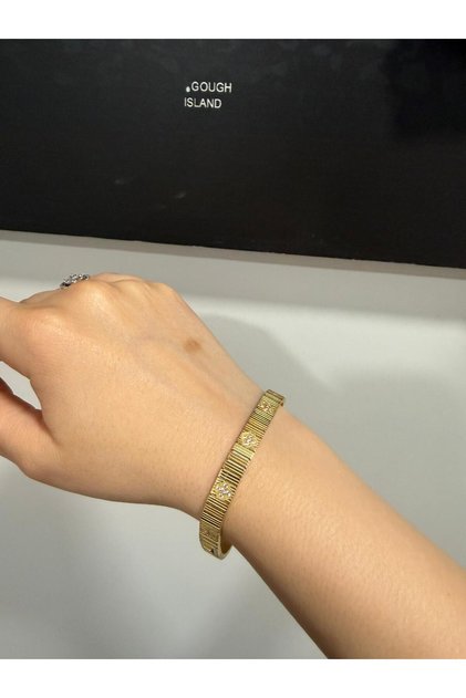 925 Ayar Gold Kaplama Taşlı Kelepçe Bileklik – Minimal Çiçek Detaylı