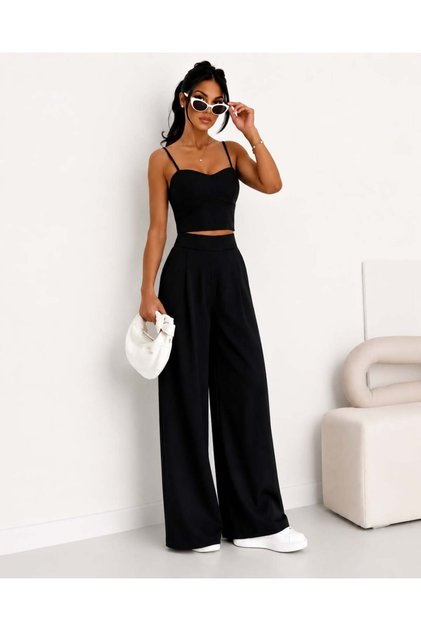 Costum cu pantaloni evazați și top