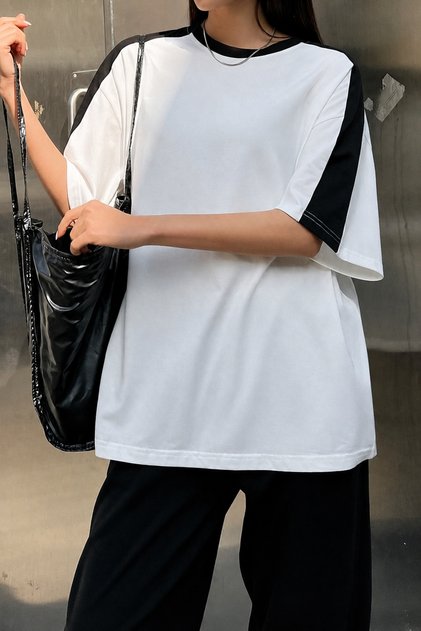 Beyaz Gövde Omuz Siyah Şeritli T-Shirt - Oversize Bisiklet Yaka Kısa Kol Tişört