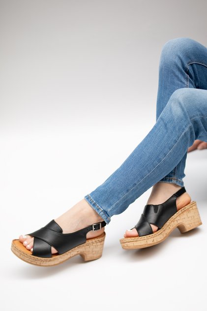 Wang Genuine Leather Cross-Strapped Thick Padded Heeled Ankle Strap Buckle Detailed Daily Comfortable Lightweight Women's Sandals Real Leather