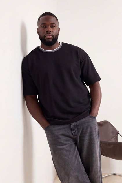 Büyük Beden Siyah Oversize/Geniş Kesim Triko Bantlı Dokulu Pike T-Shirt TMNSS25BF00021