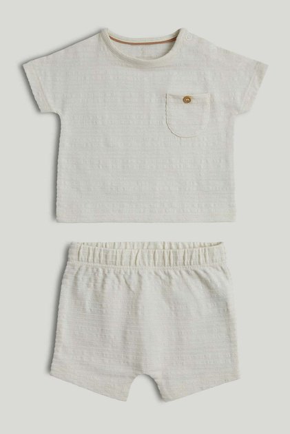 Cream T-Shirt and Shorts Outfit