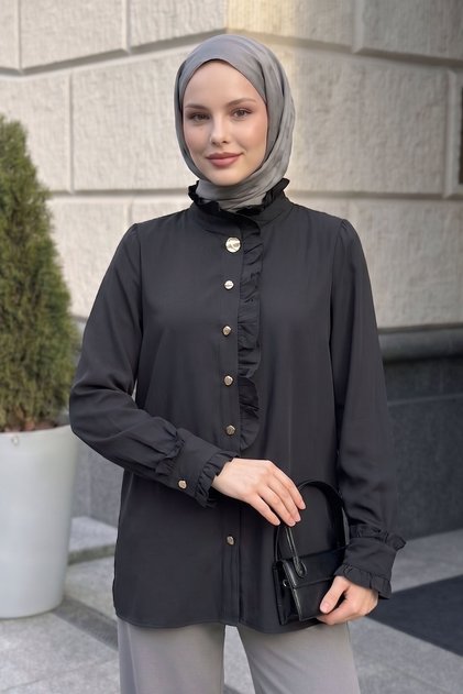 قميص أسود بتفاصيل كشكشة على الياقة والأكمام