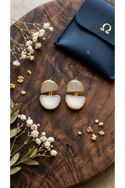 Beyazı Taş Detaylı Minimal Küpe – Gold Çerçeveli Zarif Tasarım 🤍✨