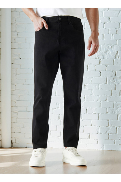 Tapered Fit Jeans with Pockets
