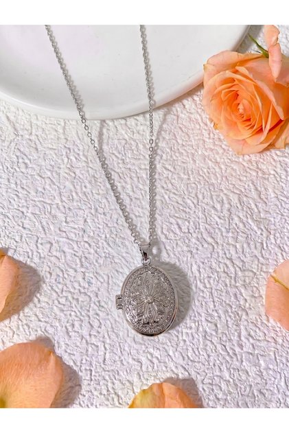 Gümüş Renk İşlemeli Kapaklı Madalyon Çelik Kolye - Hatıra Kolyesi