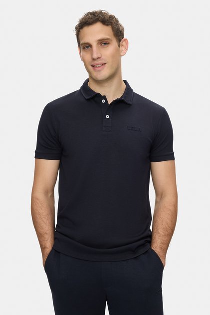 Ανδρικό μπλουζάκι OSCAR Navy Blue με λαιμόκοψη πόλο, με στάμπα Gofre, από μαλακό ύφασμα Modal, κανονική εφαρμογή.