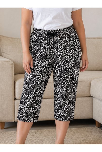 Soft and Comfortable Black and White Leopard Patterned Plus Size Capri Pajama Bottoms | Flexible Waist, True Fit, Daily Comfort + 🎁 Gift Socks
