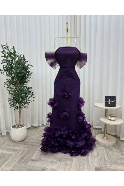 Royal Evening Dress with Three-Dimensional Rose Details