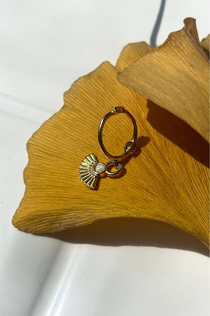 925 Ayar Gümüş Gold Kaplamalı Beyaz Opal Taşlı Yelpaze Tasarım Halka Piercing Küpe