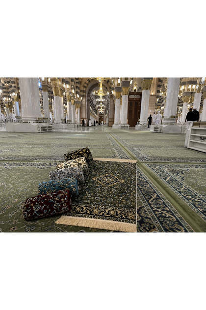 001_Green-14 mm /2200 Gr Soft, Densely Woven Medi̇ne-İ Munevvere Prayer Rug Model