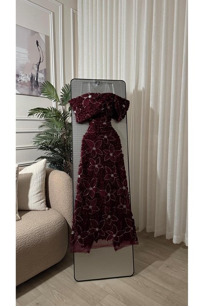 A Feminine Burgundy Dress with Enchanting Details Exuding Elegance ✨