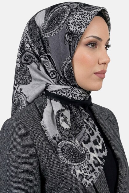 وشاح نسائي مزين بنقشة الفهد والبايسلية باللون الرمادي