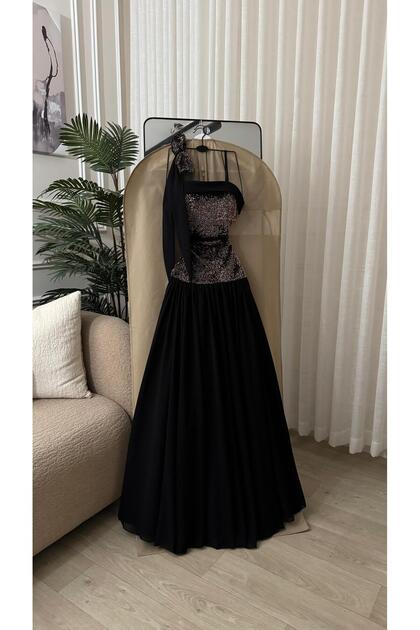 Black Dress with a High-End Design That Embodies the Pinnacle of Elegance and Luxury
