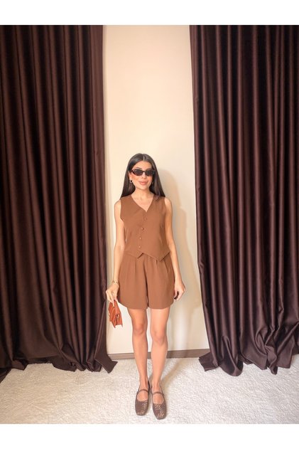 طقم نسائي مكون من سترة وشورت بياقة على شكل V