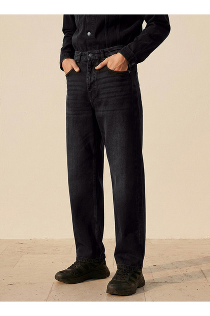 Relaxed Fit Mid-Rise Pocket Jeans