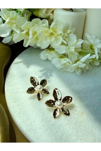 Gold Daisy Pearl Earrings