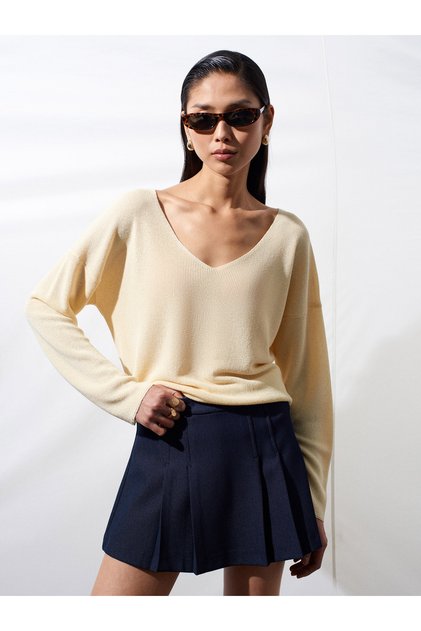 10869 V-Neck Flowy Sweater