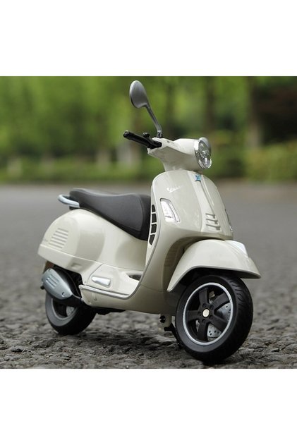 1:12 Scale Vespa Gts 300 Diecast Model – Realistic Detailed Metal Scooter Diecast Color: Cream