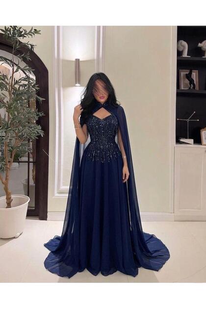 فستان سهرة بكاب فاخر وتطريز لامع