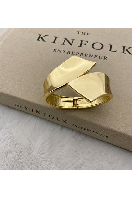 Special Series Gold Color Cross Interlocking Bracelet Does Not Tarnish