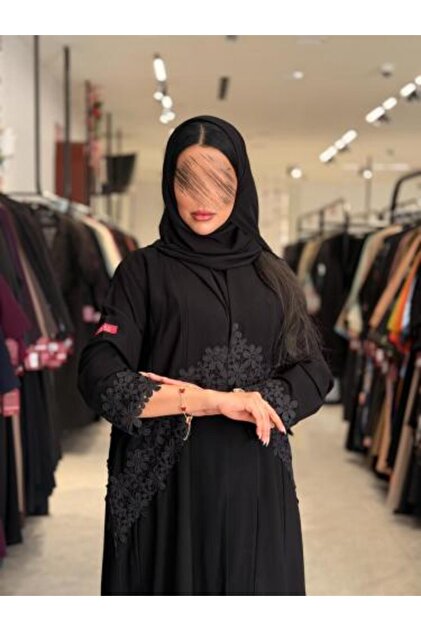 عباية D 5106 - مصنوعة من قماش الكريب الملكي، نصف واسعة مع تطريز وردي فريد - باللون الأسود