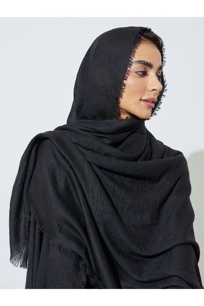 حجاب أسود بمظهر القطن وحواف مهترئة