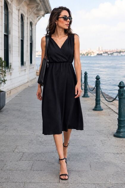 Rochie de damă neagră, cu guler la două rânduri de nasturi, lungime midi, cu talie elastică și bretele -24Y001072