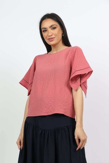 بلوزة بأكمام فراشة ورقبة دائرية