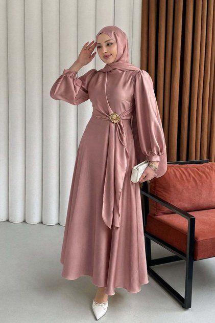 Rochie de seară din satin cu cataramă laterală Crayla - Roz prăfuit