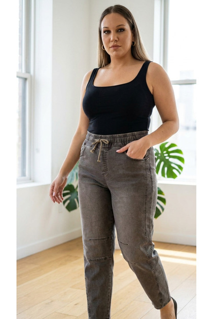Plus Size Elastic Waist Pocketed Lycra Denim Mom Cut Women's Trousers