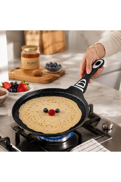 🍳 مقلاة كريب وجرانيت غير لاصقة متعددة المقاسات 28 سم – سطح واسع للطهي ومقبض مريح – أسود منقط
