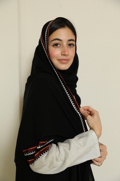 عباية كريب بأكمام بيج وتطريز انيق