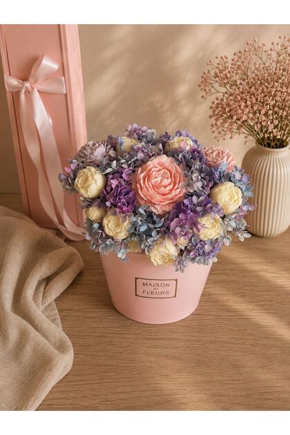 Aranjament floral din ceara naturala de soia parfumata, lucrat manual, potrivit pentru orice ocazie.