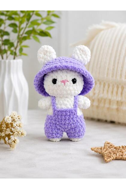 El Yapımı Amigurumi Tavşan Oyuncak – Mor Şapkalı ve Salopetli Yumuşak Uyku Arkadaşı