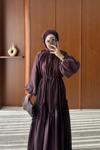 Bel kısmındaki bağcık detayı ile bedeninize göre ayarlayabilir, dilediğiniz formu yakalayabilirsiniz