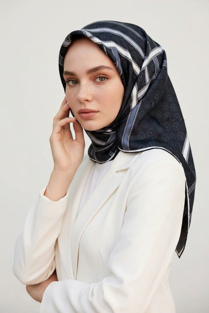 %100 Twill İpek Gold Şeritli Monogram Desenli Siyah - Gri Renkli 90x90 Eşarp Dikim Şekli : El Dikişi