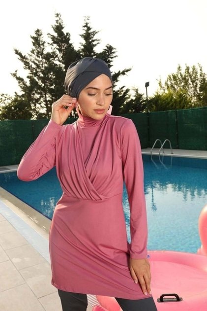 ملابس سباحة حجاب طويلة الأكمام من الليكرا باللون الوردي مع تفاصيل الصدر