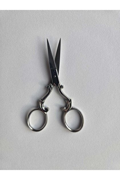 Foarfecă cosmetică vintage – design elegant și precizie 02
