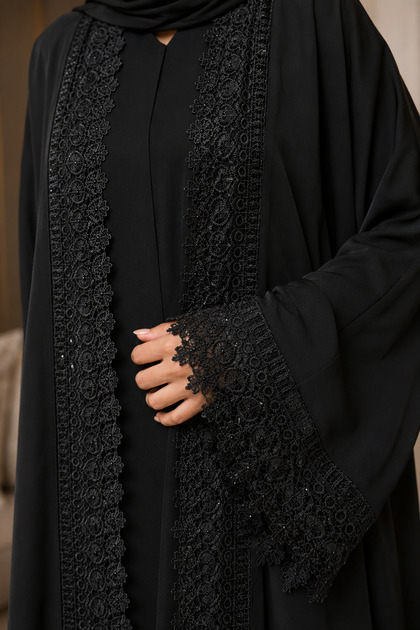 طقم عباية نسائي من قطعتين باللون الأسود مع تطريز دانتيل أمامي بنقوش زهرية وفستان داخلي متناسق