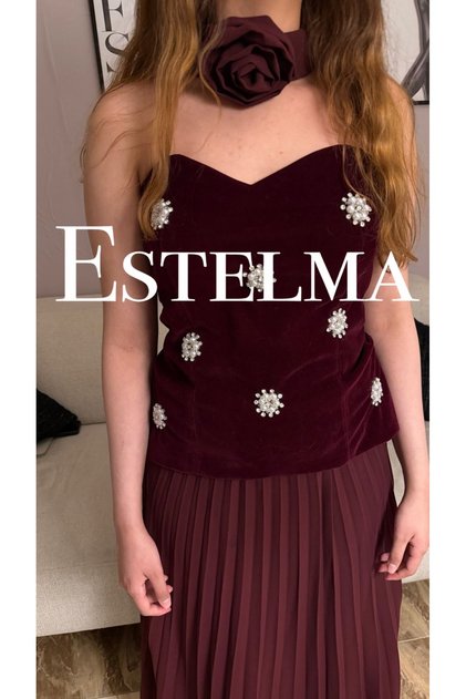فستان مخملي عنّابي Burgundy Velvet Dress مناسب للسهرات، الحفلات، والمناسبات المسائية الراقية