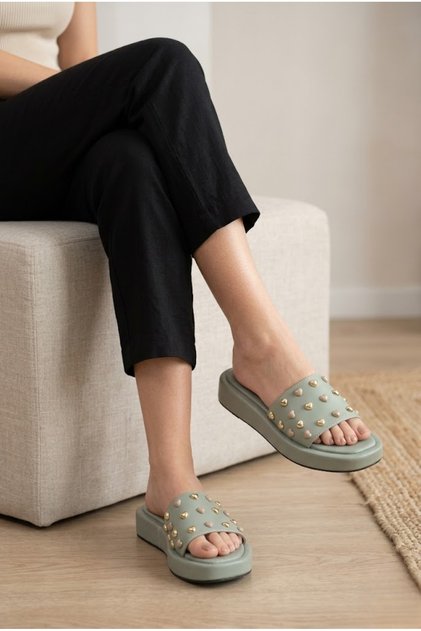 Lorvis Women's Slippers with Flat Soles and Heart Pins in Leather