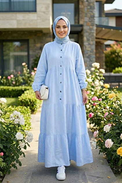 فستان نسائي من الكتان الأزرق مزين بأزرار وتفاصيل مطوية