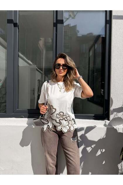 Beyaz Beli Nakışlı Marka Model Tshirt